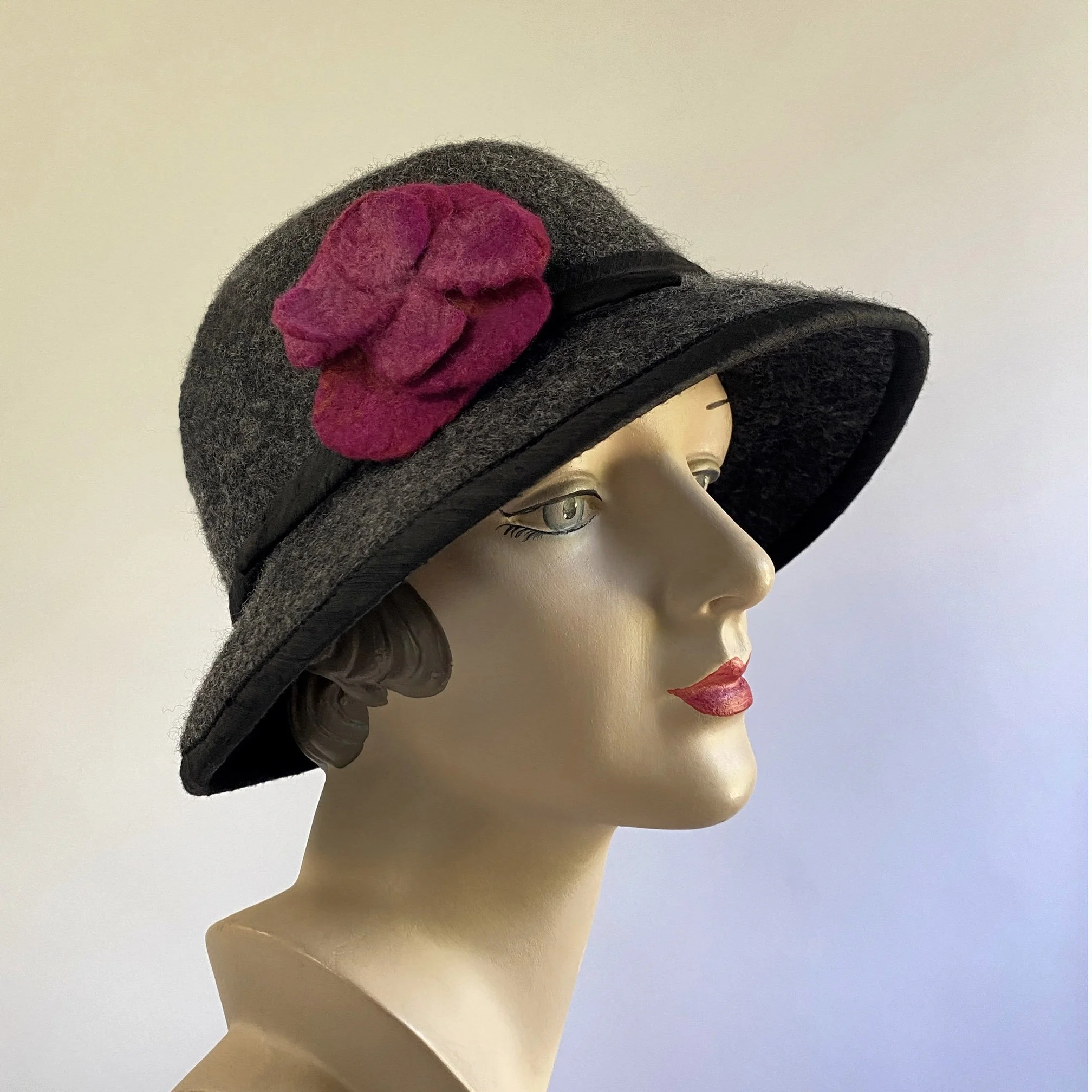 さらに100円引き◆MISCHIEF◆FLOWER CORSAGE CLOCHET HAT Felt Cloche Hat with Multi Flowers Appliqué - Qinti - The